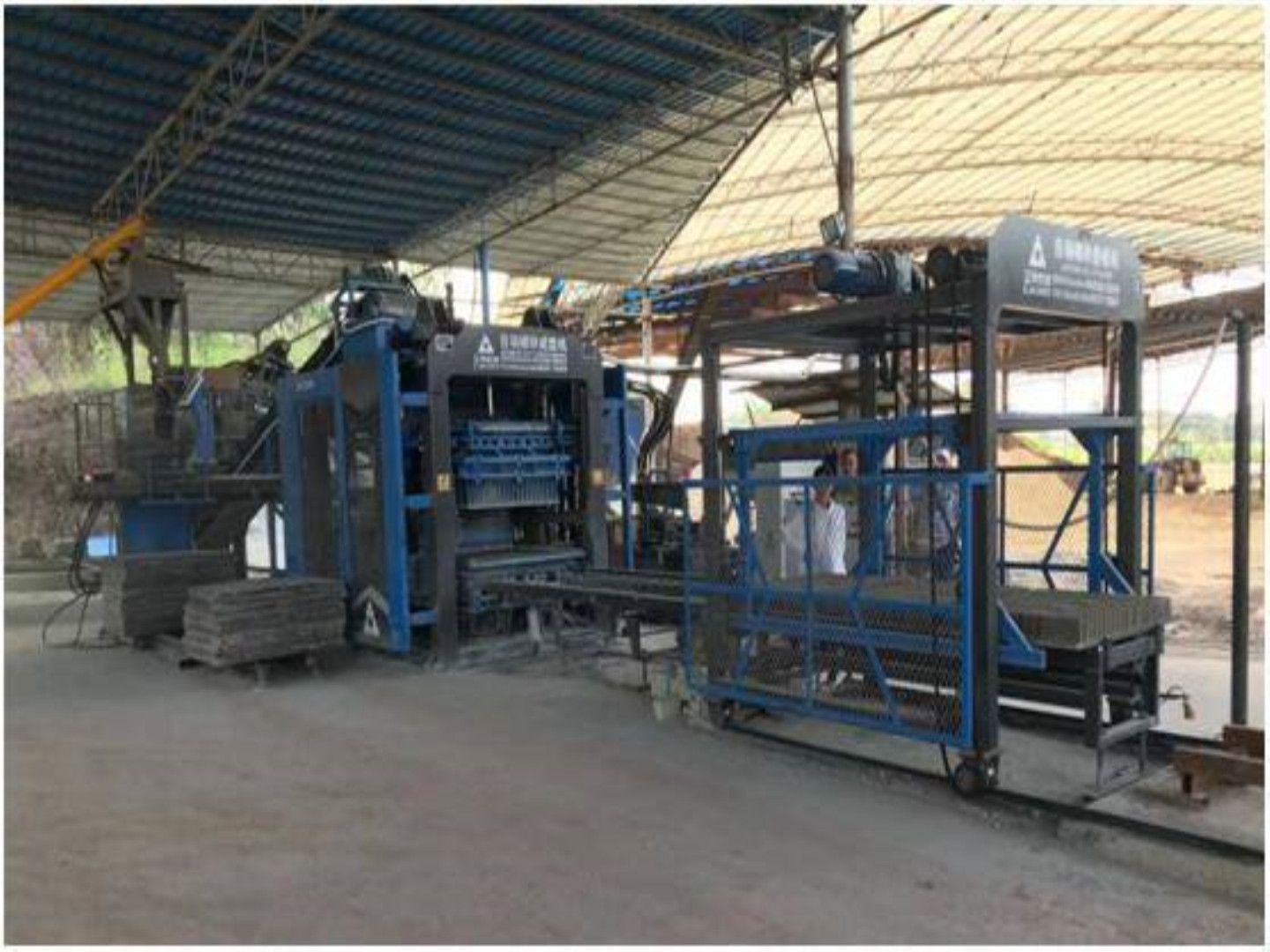 آلة تصنيع الطوب الأوتوماتيكية من الرماد المتطاير مع محرك مؤازر ذو 4 محاور في الهند